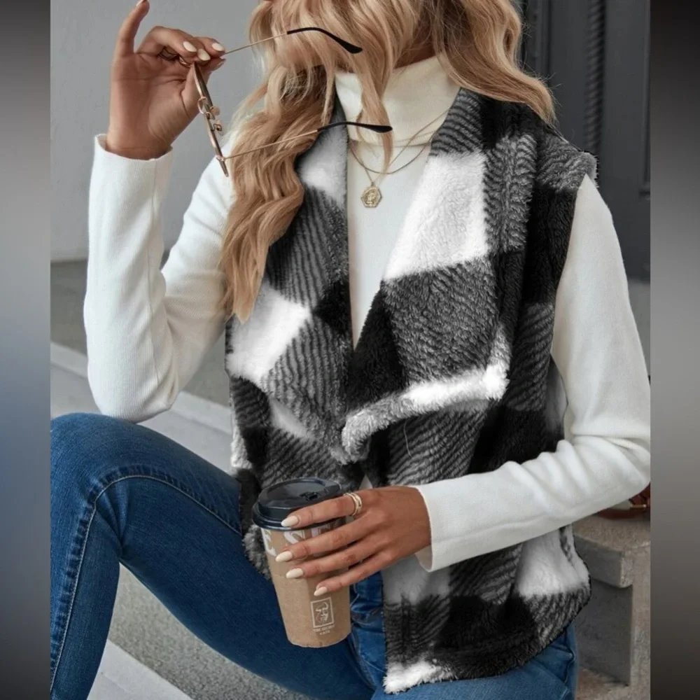 Cozy Buffalo plaid open front vest - Picture 2 of 15